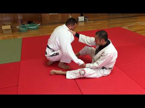 片膝を立てたベースを崩してシザーススイープ
