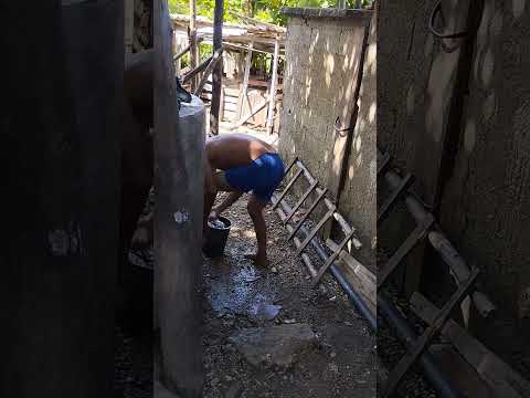 pinar del río guane papá dándose un rico baño en cubeta en su patio ..