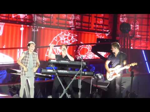Jon Shone's rap during Wwa Tour and Niall Horan having a huge laugh - One Direction Porto 13.07.14