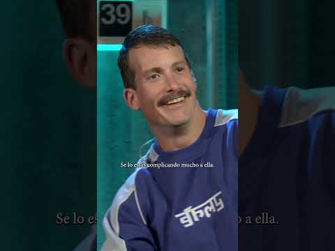 LA REVUELTA - Miriam Garlo y Álvaro Cervantes enseñan a Broncano lengua de signos | 01.04.2025