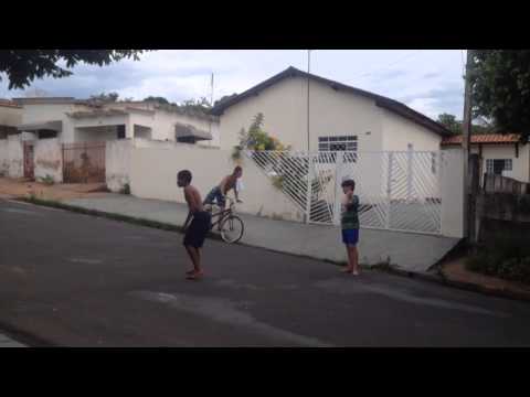 Meninos jogando futebol em Jales. 29/11/2013.
