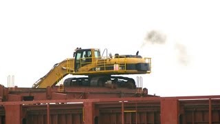 preview picture of video 'Caterpillar 330C auf der GMS Atlantic / Caterpillar 330C on the cargo ship Atlantic'