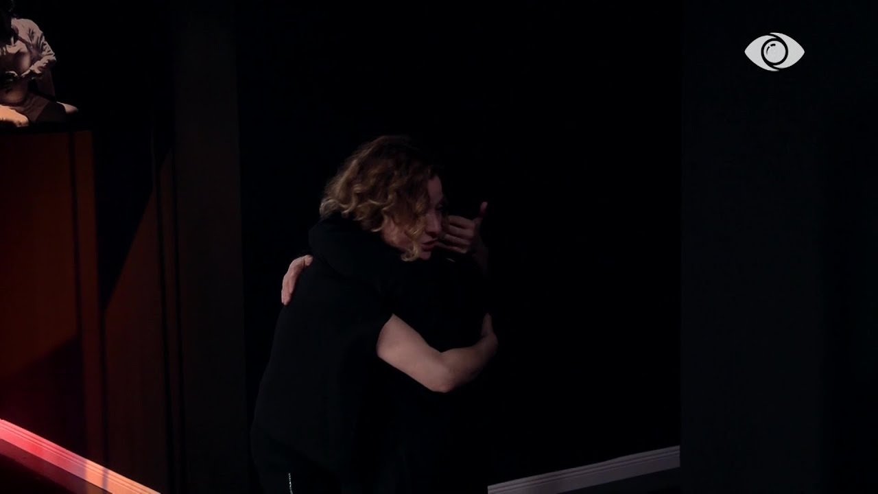 Egla hidhet në krahët e të ëmës, një surprizë emocionuese për të