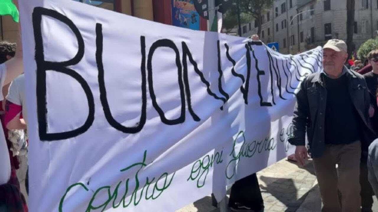 Tamburi e striscione 'Buon Venticinque aprile' al corteo del 25 aprile a Roma