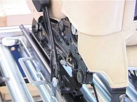 UR robot montuje autosedačky