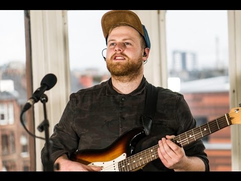 Tom Walker - 'Fly Away With Me', 'Sun Goes Down' - Tenement TV