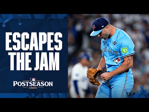 The Blue Jays escape the jam in the 6th inning to maintain the lead in Game 4 of the World Series!