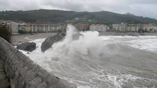 preview picture of video 'Golpe de mar en Playa de Ostende III (Castro Urdiales-CANTABRIA)'