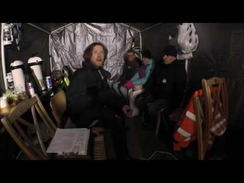 Suomi maidan: Carlos sekoilee kännissä teltassa