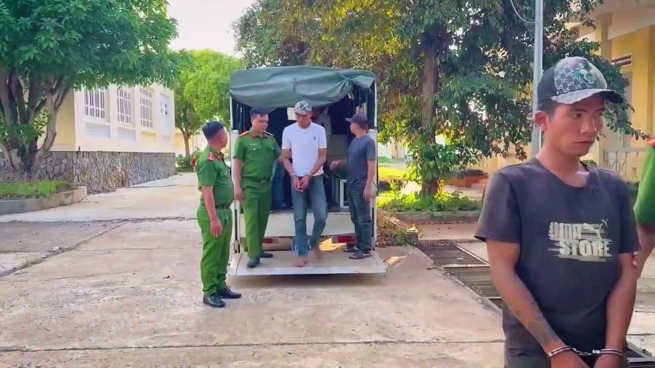 BẮT NHÓM CƯỚP DÙNG DAO UY HIẾP 8 HỌC SINH ĐI ĐÁ BÓNG