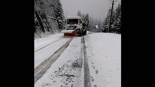 VIDEO - Ninge pe mai multe drumuri din județul Sibiu - Se acționează cu peste treizeci de tone de sare și nisip 1 video