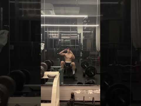 筋肉質の男性に同情