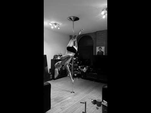 Elbow grip Ayesha from a outside leg hang