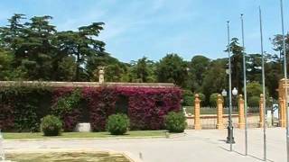 preview picture of video 'Palau Reial,  Barcelona- View from a touristic bus'