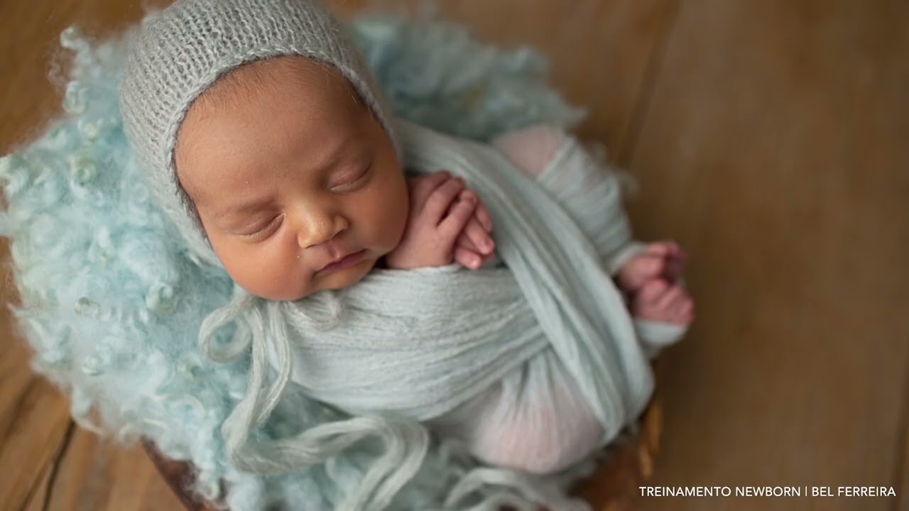 Enrolando o Bebê no Wrap para o ensaio Newborn