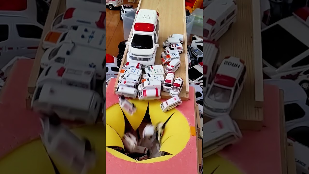 Reverse Ambulance Slide Run #救急車 #toys