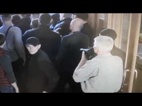 Неизвестные лица выломали дверь в городской ратуше Львова и ворвались внутрь