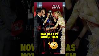 Download lagu AT FIRST LISA DIDN'T NOTICE THESE TWO MEN 🤣 #lisa #lisamanoban #lalisa mp3