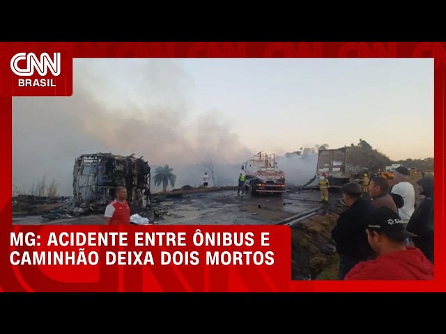 Batida entre ônibus e caminhão deixa 2 mortos e 23 feridos em MG; veja vídeos | LIVE CNN