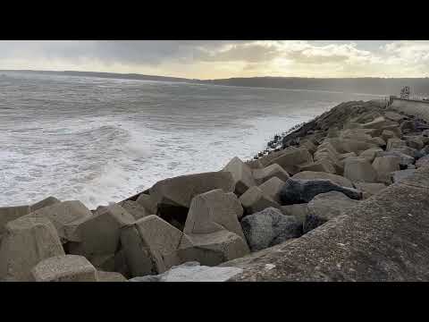 251117 Scarborough ~ Waves near Luna Park