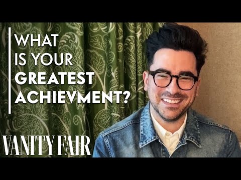 丹-李維回答性格揭祕問題｜普魯斯特問卷調查｜《名利場》。 (Dan Levy Answers Personality Revealing Questions | Proust Questionnaire | Vanity Fair)