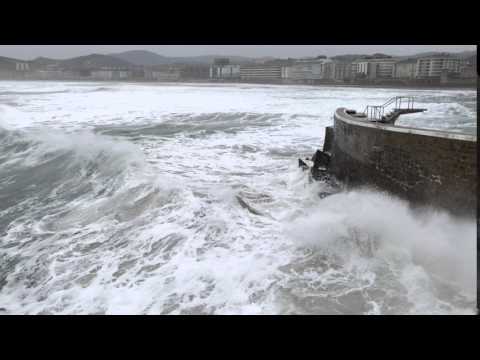 Grandes olas hoy al mediodía en el puerto de Zarautz 4-1-2015