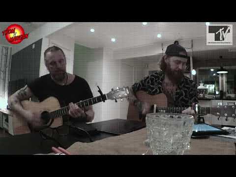 Thom & Mangan gör cover på Dancing in the Dark av Bruce Springsteen