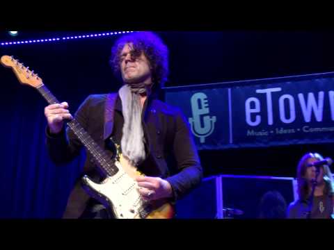 Doyle Bramhall II - The Veil (eTown webisode #1134)
