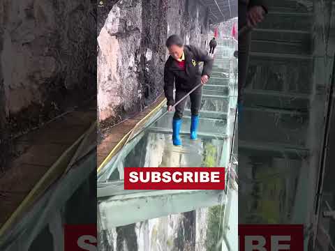 „Ce se întâmplă dacă se crapă un pod de sticlă 😱#trending #viralvideo #shorts