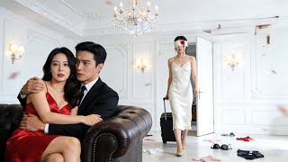 Toen ze haar zicht herstelde, zag ze hen samen in bed. Ze wraakte zich en zette haar uit huis.