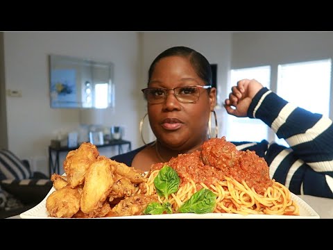 HOMEMADE SPAGHETTI AND BATTERED FRIED CHICKEN COOKING AND EATING