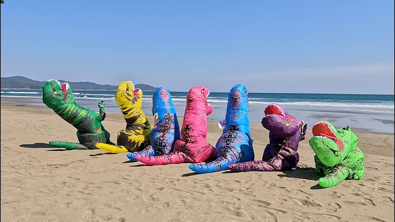 座禅中のティラノサウルス　砂浜でたそがれる　ティラノサウルスレース黒潮