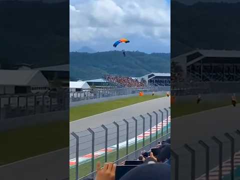 Waduhhhhh Bukannya Bergegas Lari Malah Diem Aja Ditengah-tengah 😭😭 #shortsfeed #shortsviral