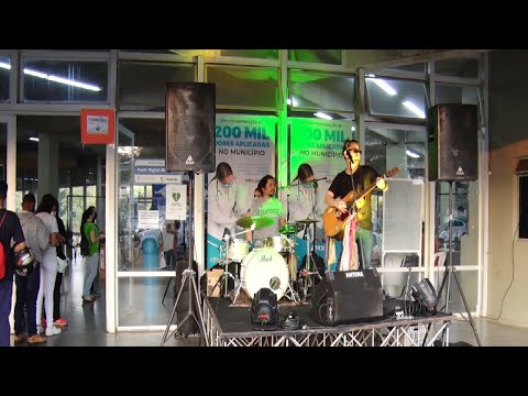 Vacinação de jovens de 18 anos tem musica como incentivo