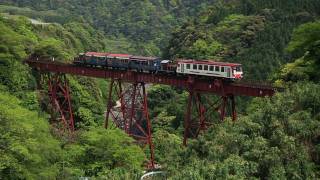 preview picture of video 'Train that passes Tateno trestle bridge'