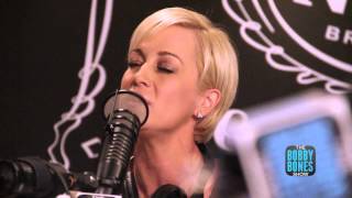 Kellie Pickler Performs &quot;Someone Somewhere Tonight&quot;