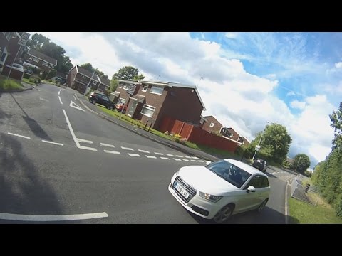 GY16LVD - MGIF Into Traffic To STOP and WAIT To Turn Right
