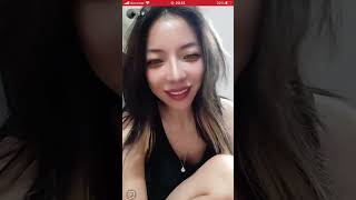 ライブ配信　超美形美人の吸い込まれそうな胸元　胸チラ　谷間　nipslip