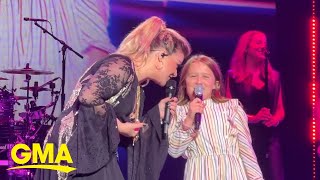 Watch Kelly Clarkson sing &#39;Heartbeat Song&#39; with daughter at Las Vegas show | GMA