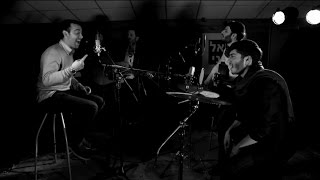 השיליצים – לך אלי (הקליפ הרשמי) - התמונה מוצגת ישירות מתוך אתר האינטרנט יוטיוב. זכויות היוצרים בתמונה שייכות ליוצרה. קישור קרדיט למקור התוכן נמצא בתוך דף הסרטון