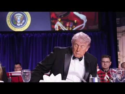 Caos tra i tavoli dei giornalisti dopo gli spari, Trump portato via dagli agenti dei servizi segreti