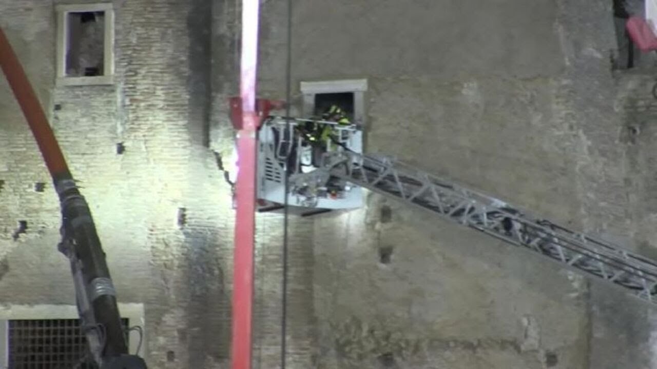 Estratto vivo l'operaio intrappolato dopo Crollo Torre dei Conti a Roma, l'applauso dei soccorritori