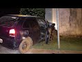 Condutor possivelmente embriagado pega carro emprestado e bate em muro