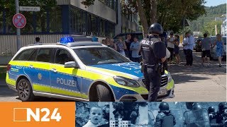Do školy u Stuttgartu vtrhl ozbrojený muž, je na útěku