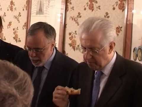 Mario Monti a napoli e mangia una pizza