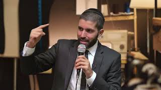 החייט הקדוש 🧵 סיפורו המדהים של חייט פשוט שהתגלה רק בלוויה הפלאית 😮 - עם כתוביות בעברית (הרב שניר גואטה) - התמונה מוצגת ישירות מתוך אתר האינטרנט יוטיוב. זכויות היוצרים בתמונה שייכות ליוצרה. קישור קרדיט למקור התוכן נמצא בתוך דף הסרטון