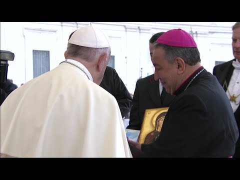 Arzobispo de Panamá entrega al Papa unas zapatillas y un cómic para preparar la JMJ