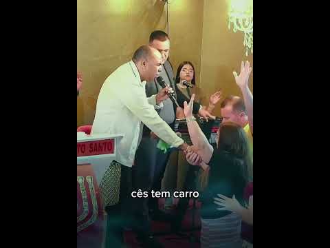 Rev.Adão Santos entregando uma revelação forte no culto da Catedral