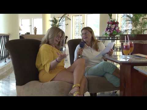 Maren und Astrid schlürfen ihre Welcome Drinks | Taba Heights