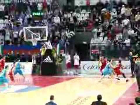 Lottomatica Virtus Roma-Barcellona - Pepe Sanchez fouls David Hawkins